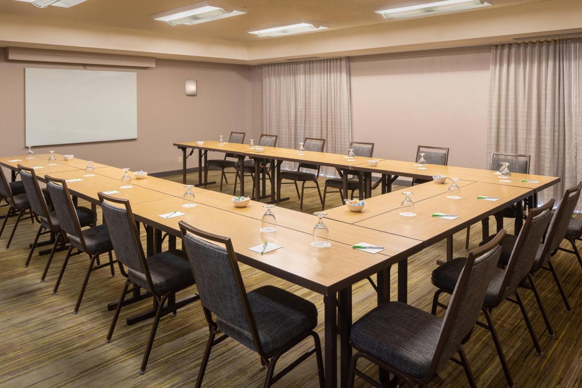 Courtyard By Marriott Airport Hotel