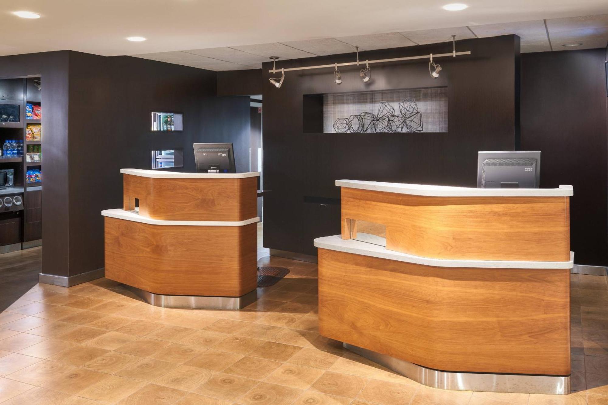 Courtyard By Marriott Airport