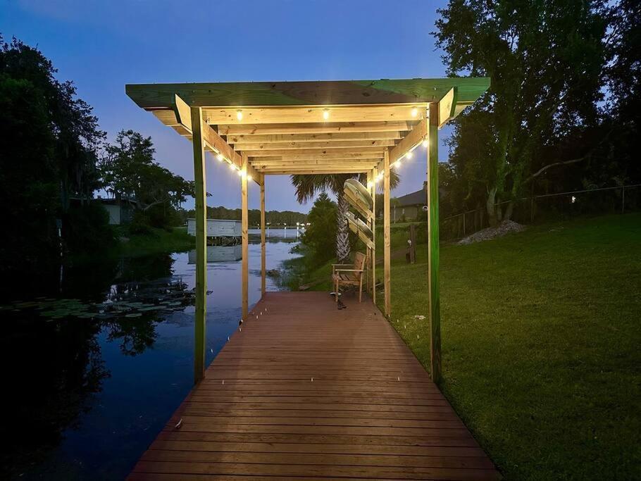 Holiday home Large Deck, Lakefront, Yard Games