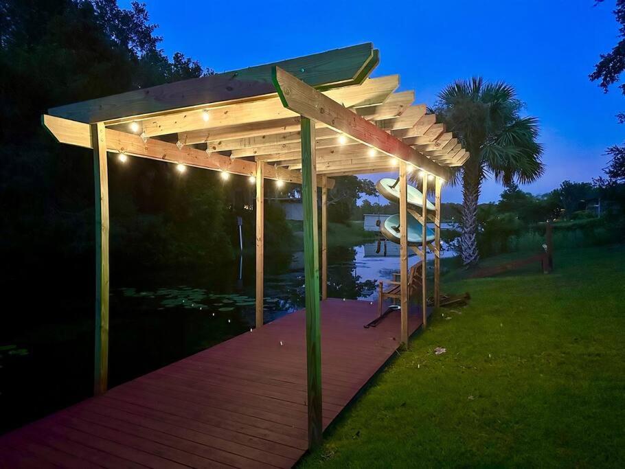Large Deck, Lakefront, Yard Games *