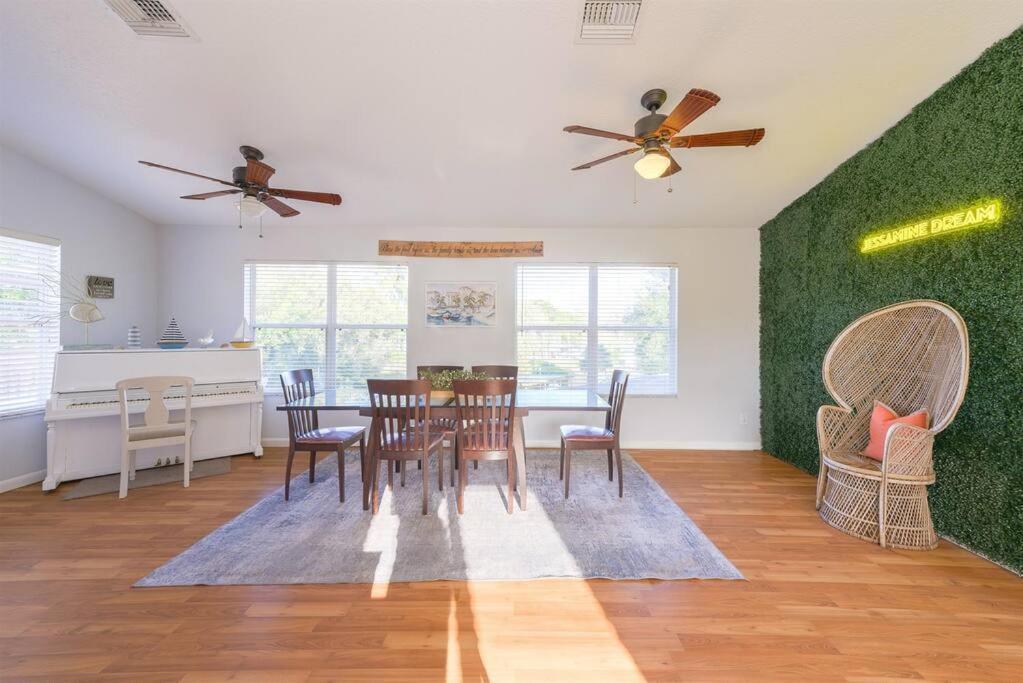 Holiday home Large Deck, Lakefront, Yard Games *
