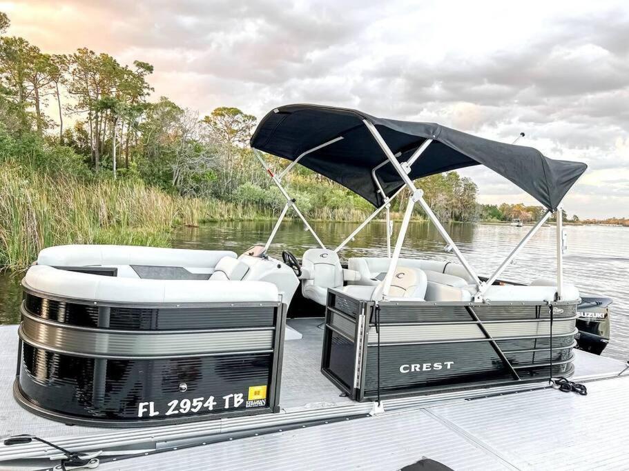 Large Deck, Lakefront, Yard Games Holiday home *