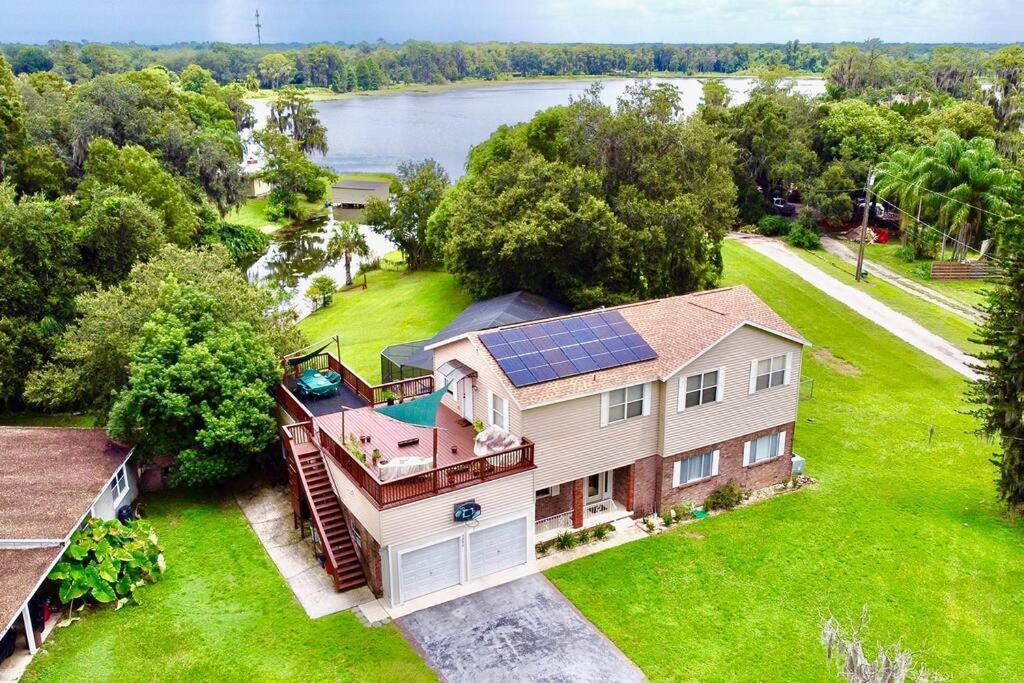 Holiday home Large Deck, Lakefront, Yard Games *