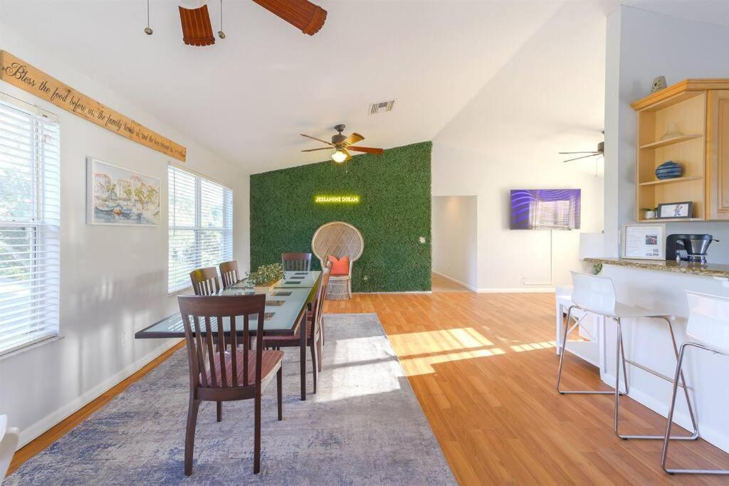 Large Deck, Lakefront, Yard Games Holiday home