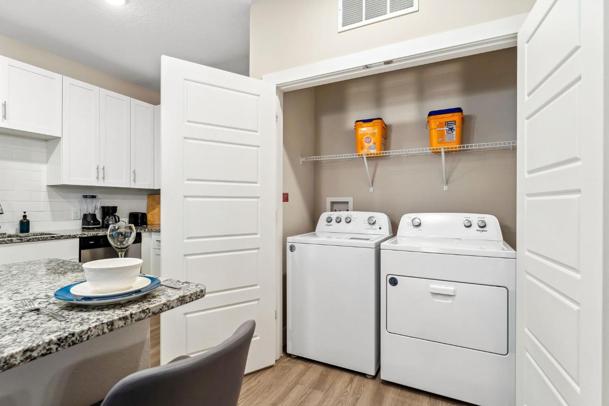 Private Full Modern King Suite, Amenities & Great Pool Apartment *