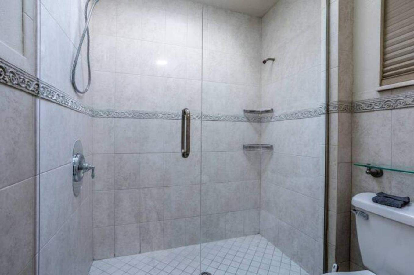 Holiday home 5Br Stay W Pool, Workspace & Fast Wi-Fi *
