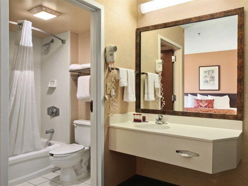 Ramada By Wyndham Airport- Free Airport Shuttle Orlando