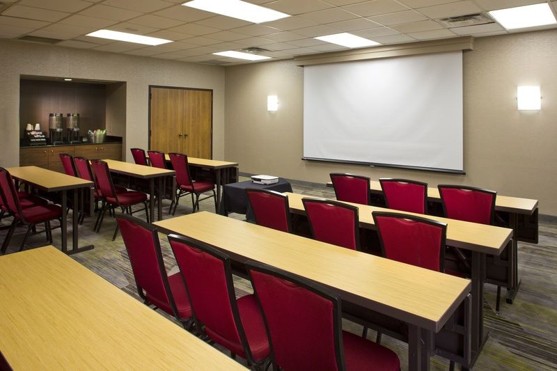 Courtyard By Marriott Airport