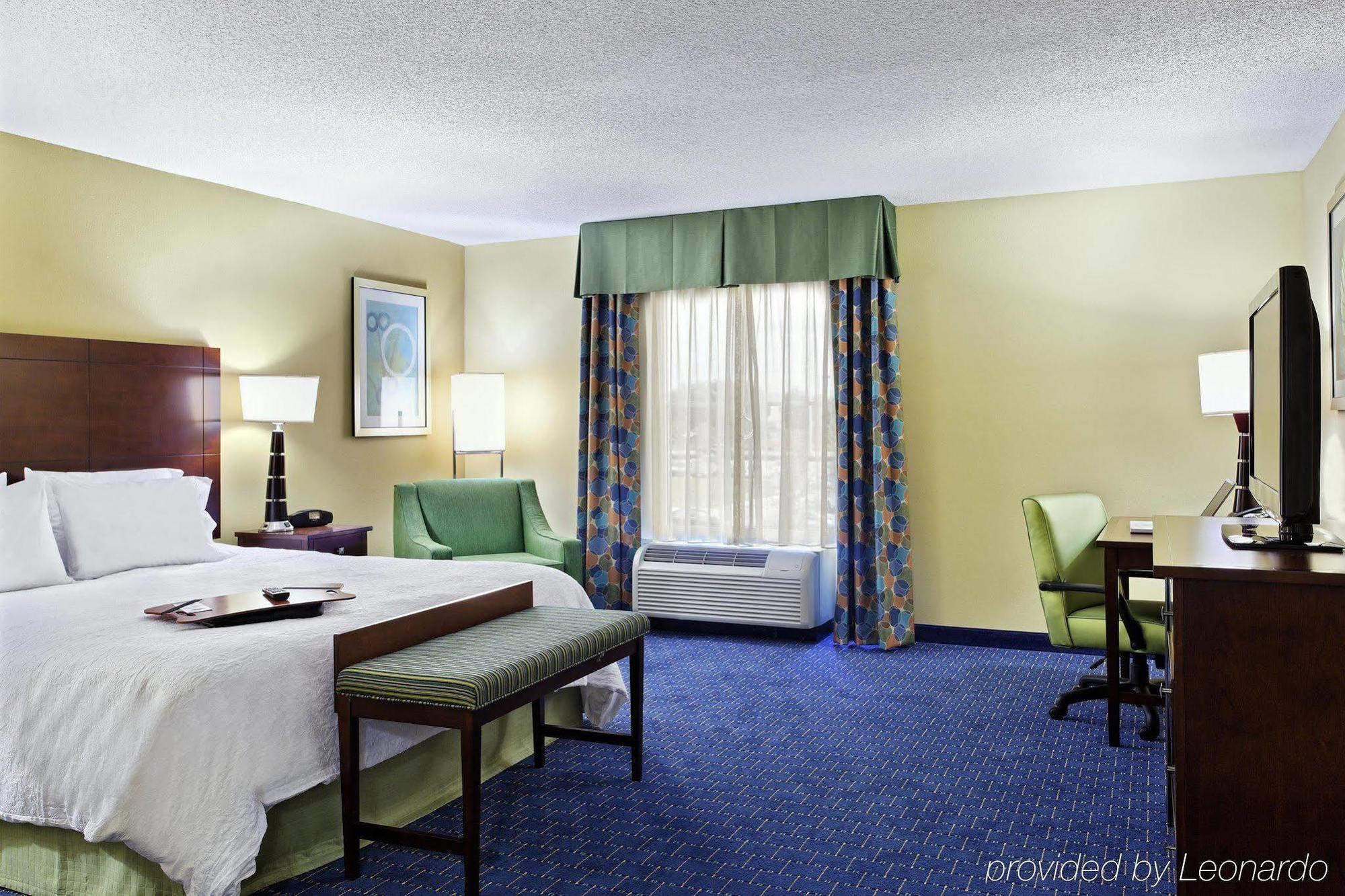 Hotel Hampton & Airport At Gateway Village 3*