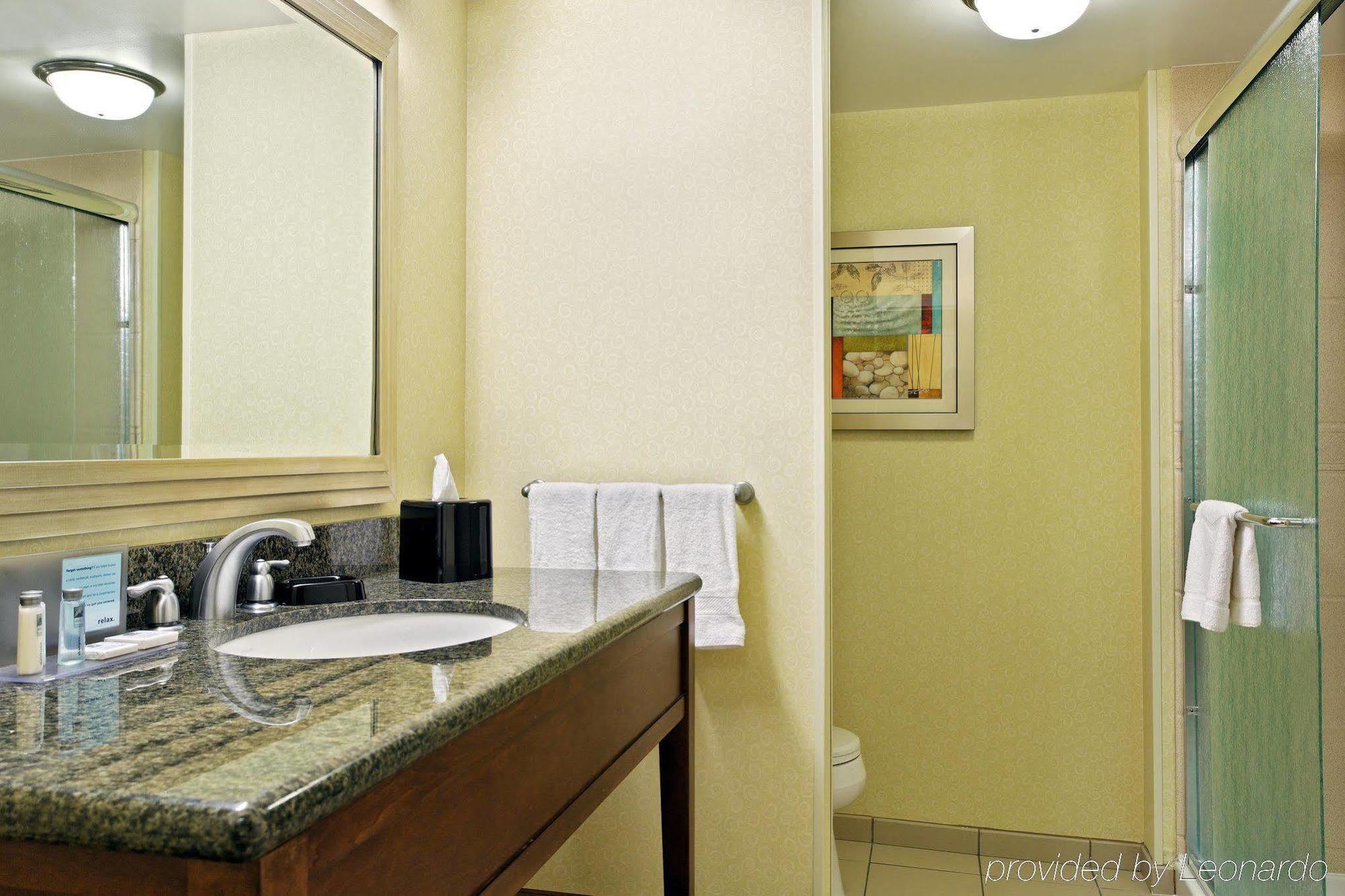 Hotel Hampton & Airport At Gateway Village