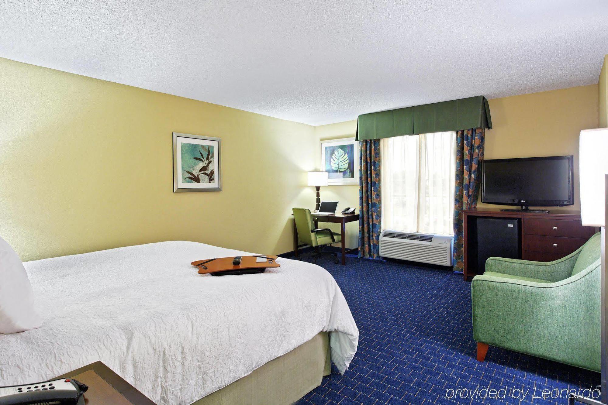 Hampton & Airport At Gateway Village Hotel Orlando