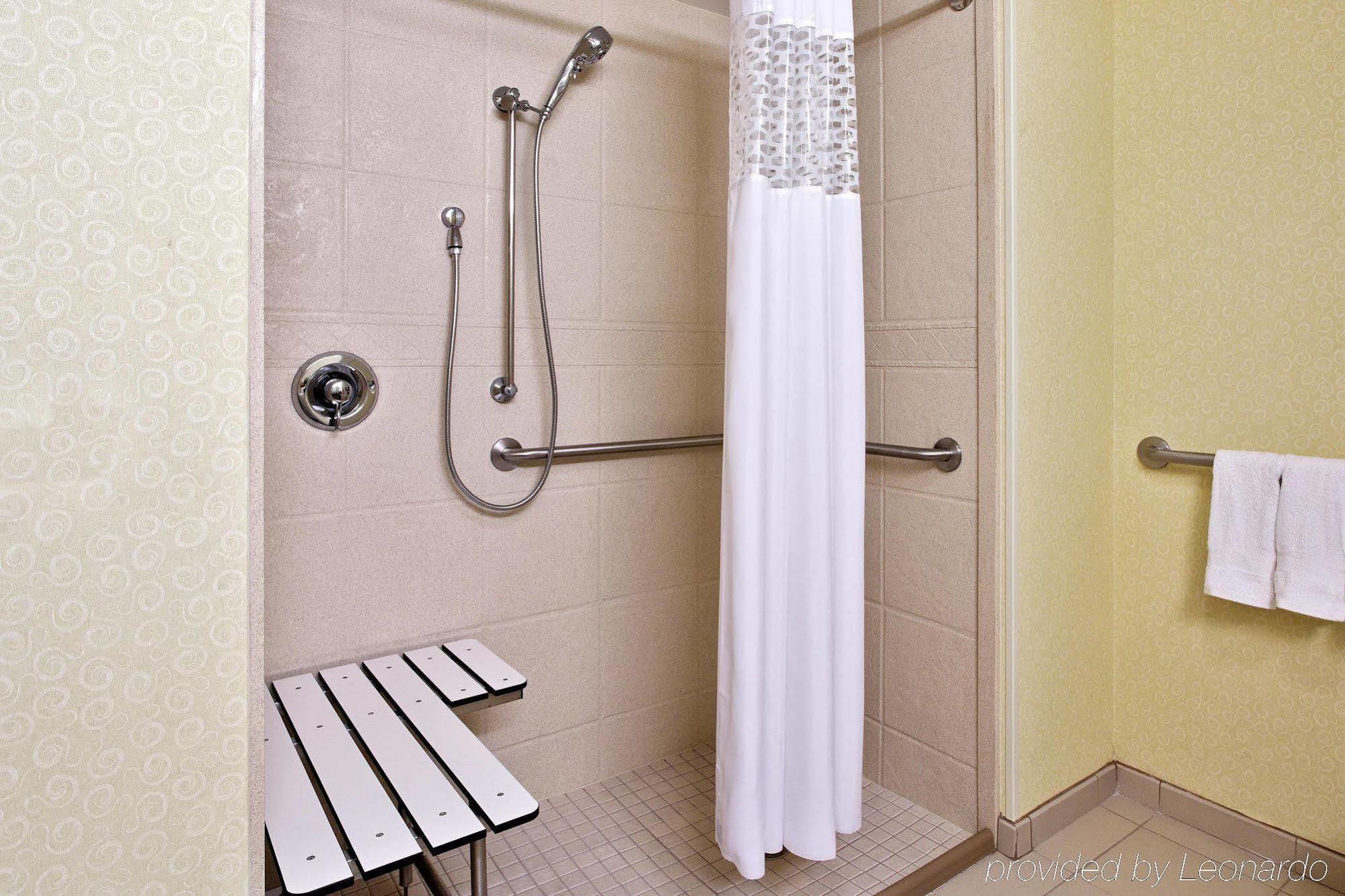 Hampton & Airport At Gateway Village Hotel Orlando