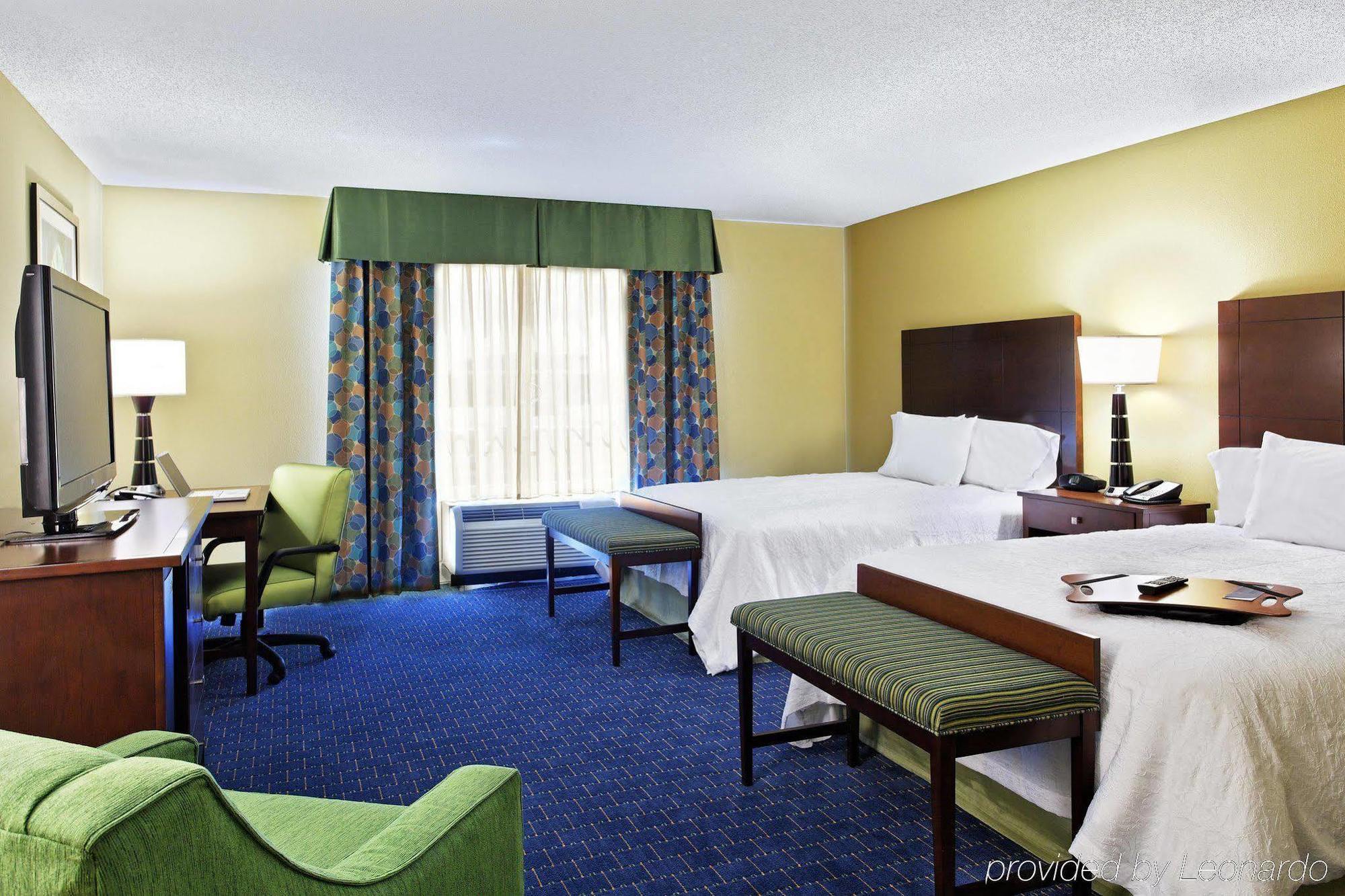 Hotel Hampton & Airport At Gateway Village