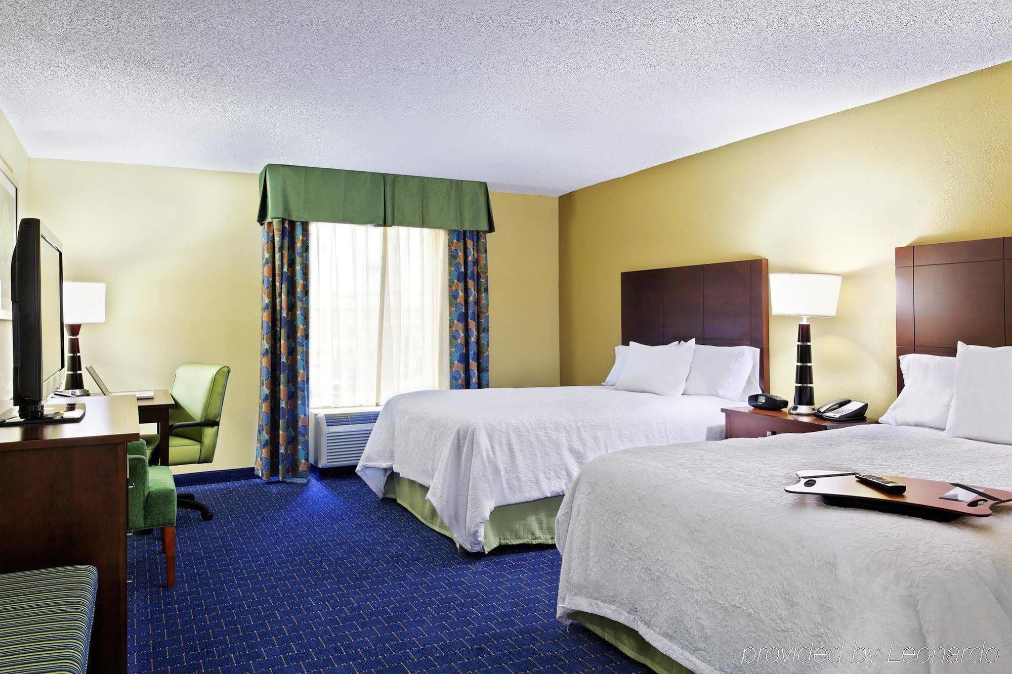 Hampton & Airport At Gateway Village Hotel 3*