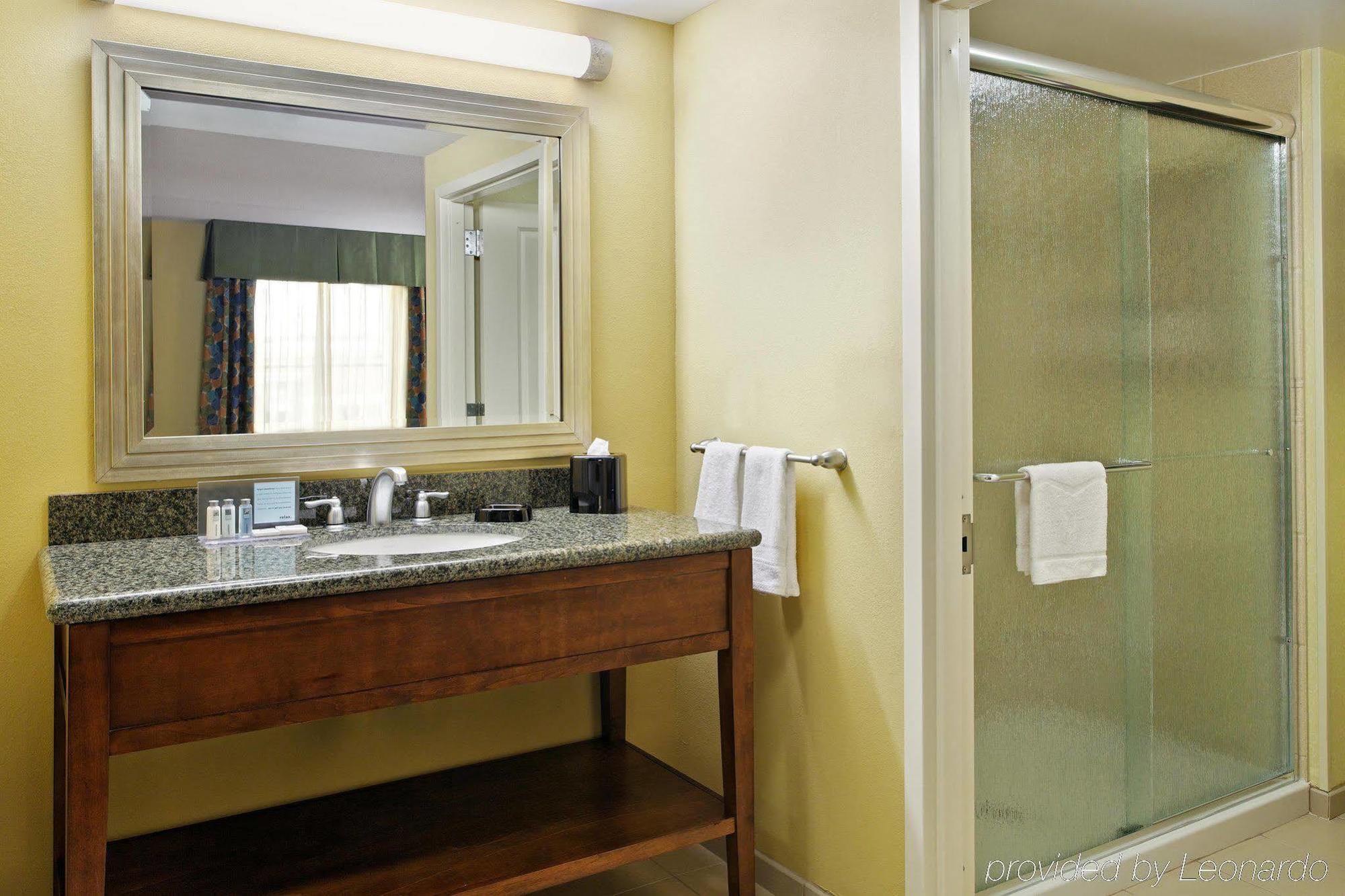 Hampton & Airport At Gateway Village Hotel