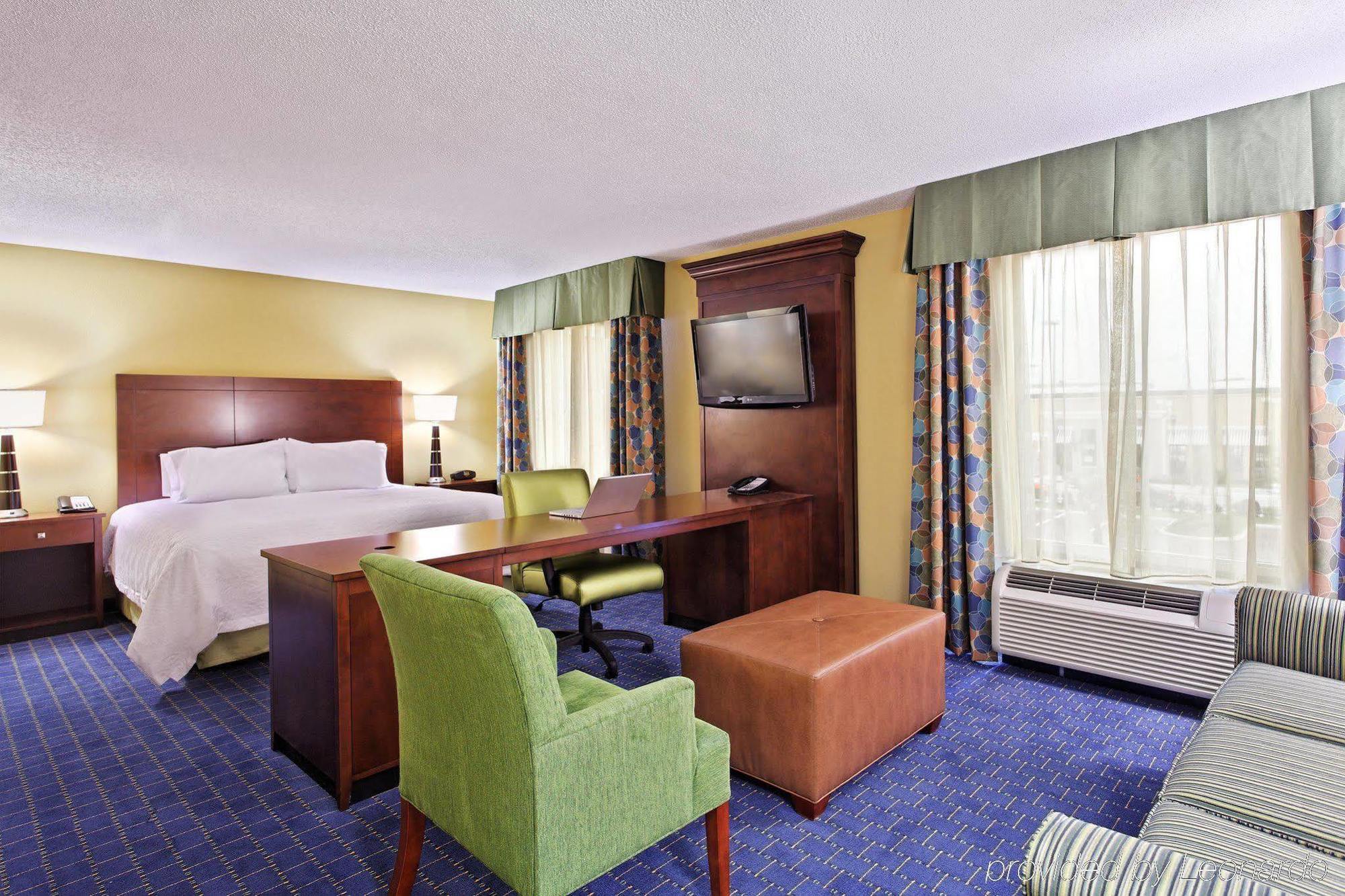 Hampton & Airport At Gateway Village Orlando