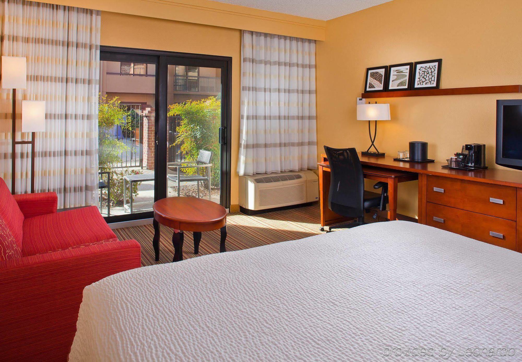 Courtyard By Marriott Airport Hotel