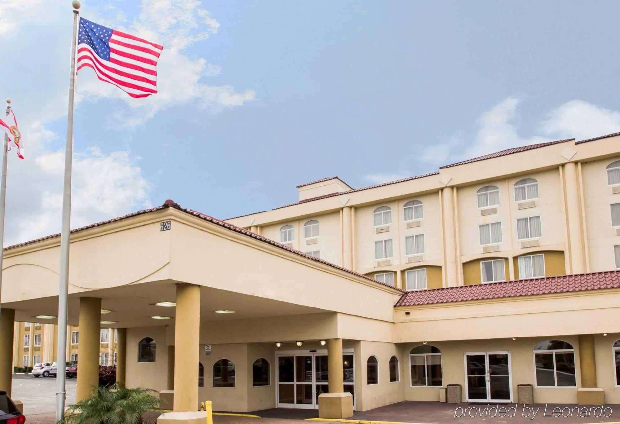 Quality & Winter Park Village Area Hotel 2*