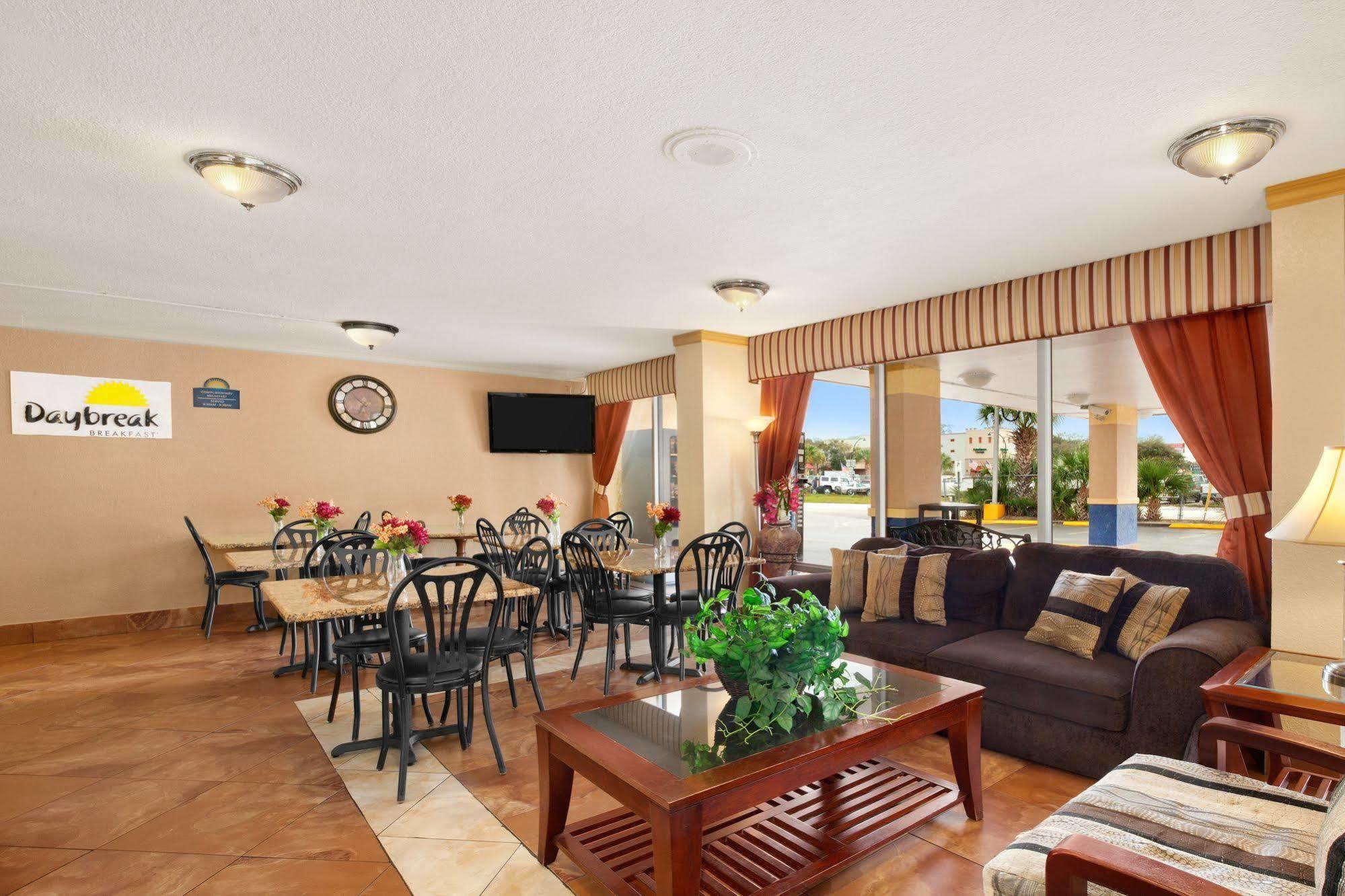 Days By Wyndham Downtown Hotel
