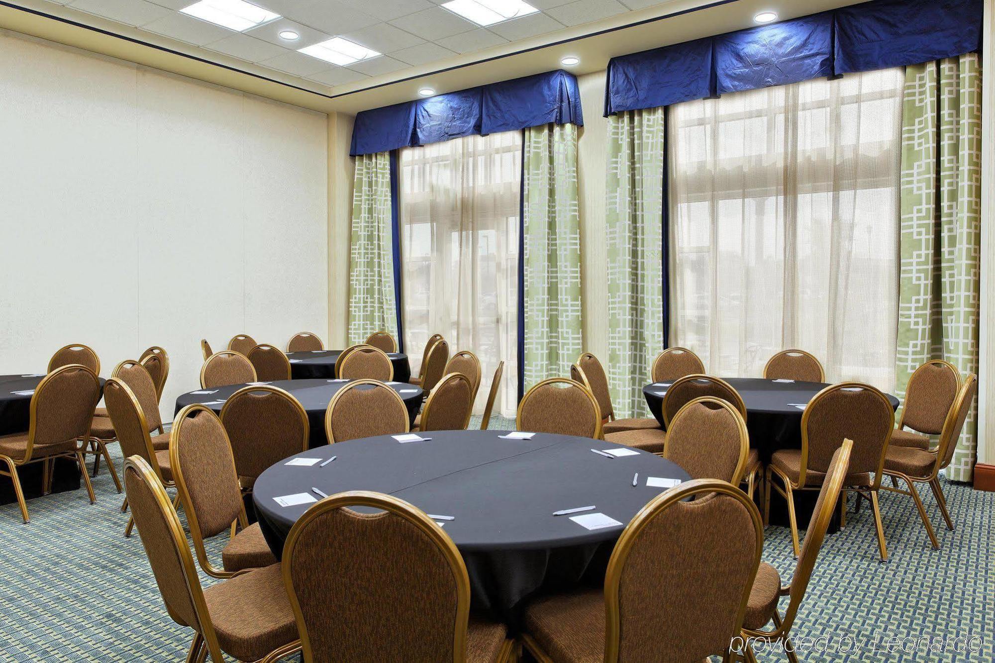 Hampton & Airport At Gateway Village 3*