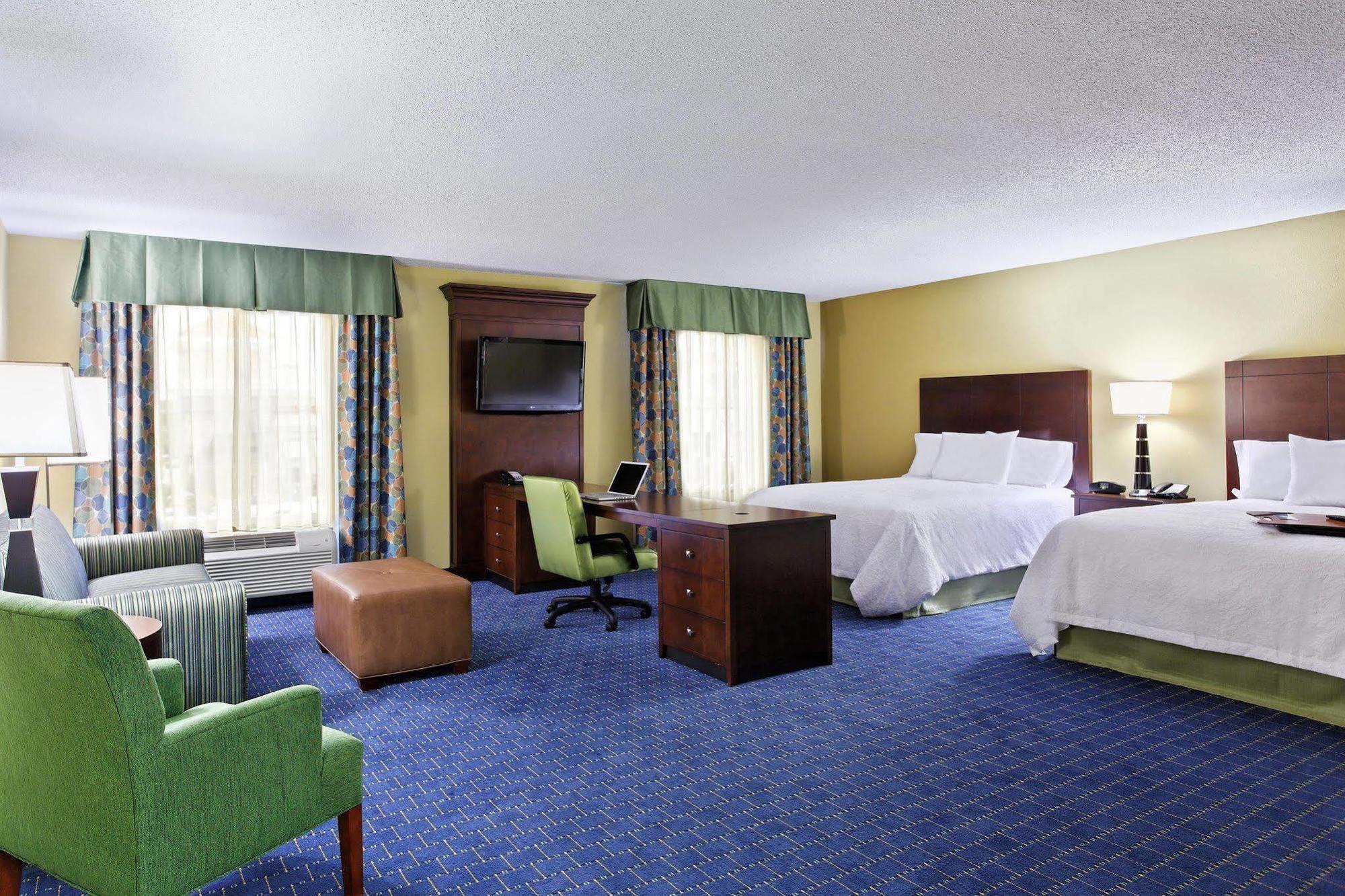 Hampton & Airport At Gateway Village Orlando