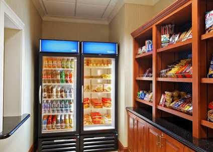 Hampton & Airport At Gateway Village 3*