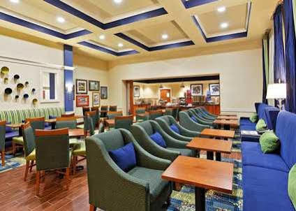 Hampton & Airport At Gateway Village Hotel 3*