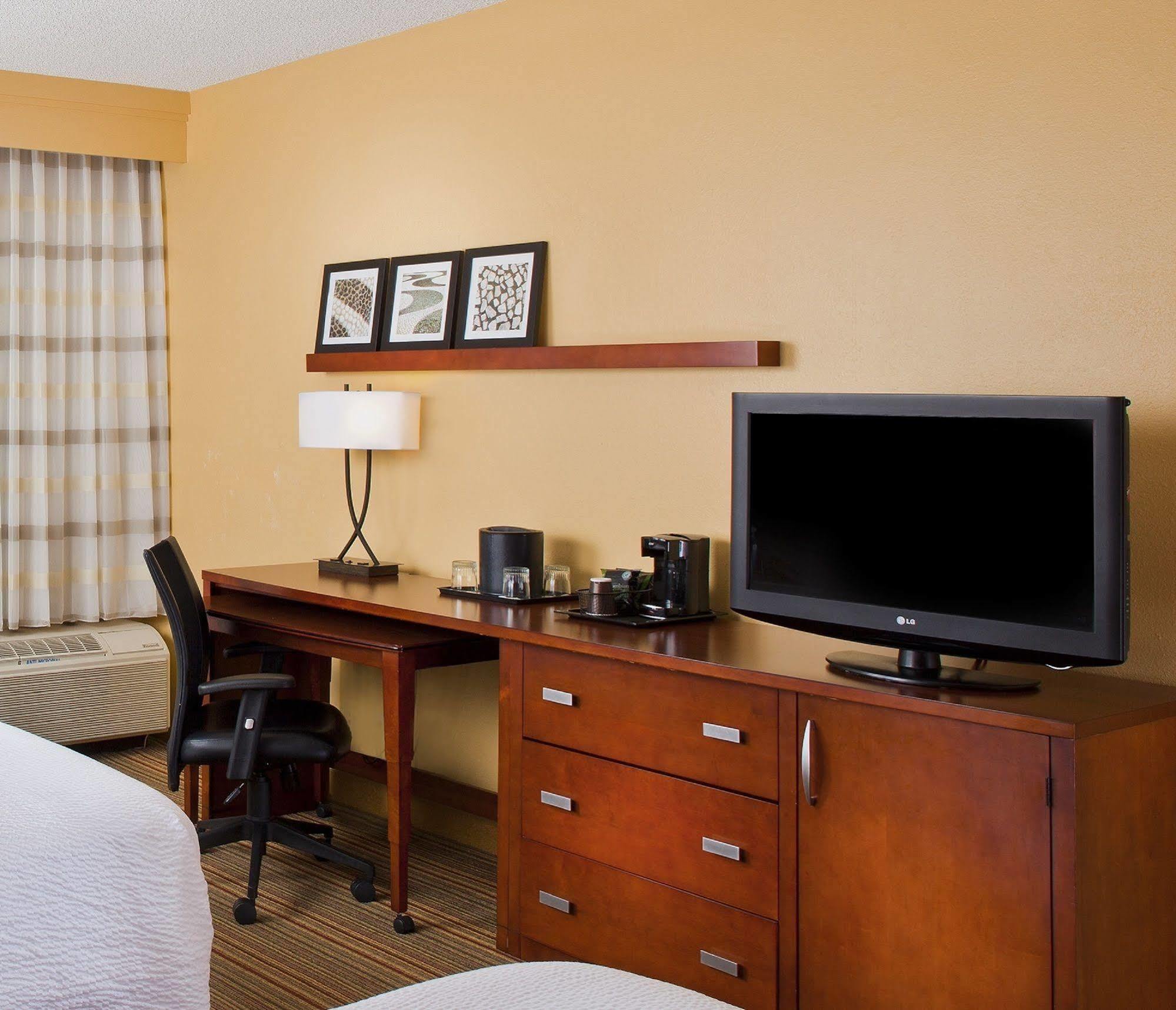 Hotel Courtyard By Marriott Airport 3*