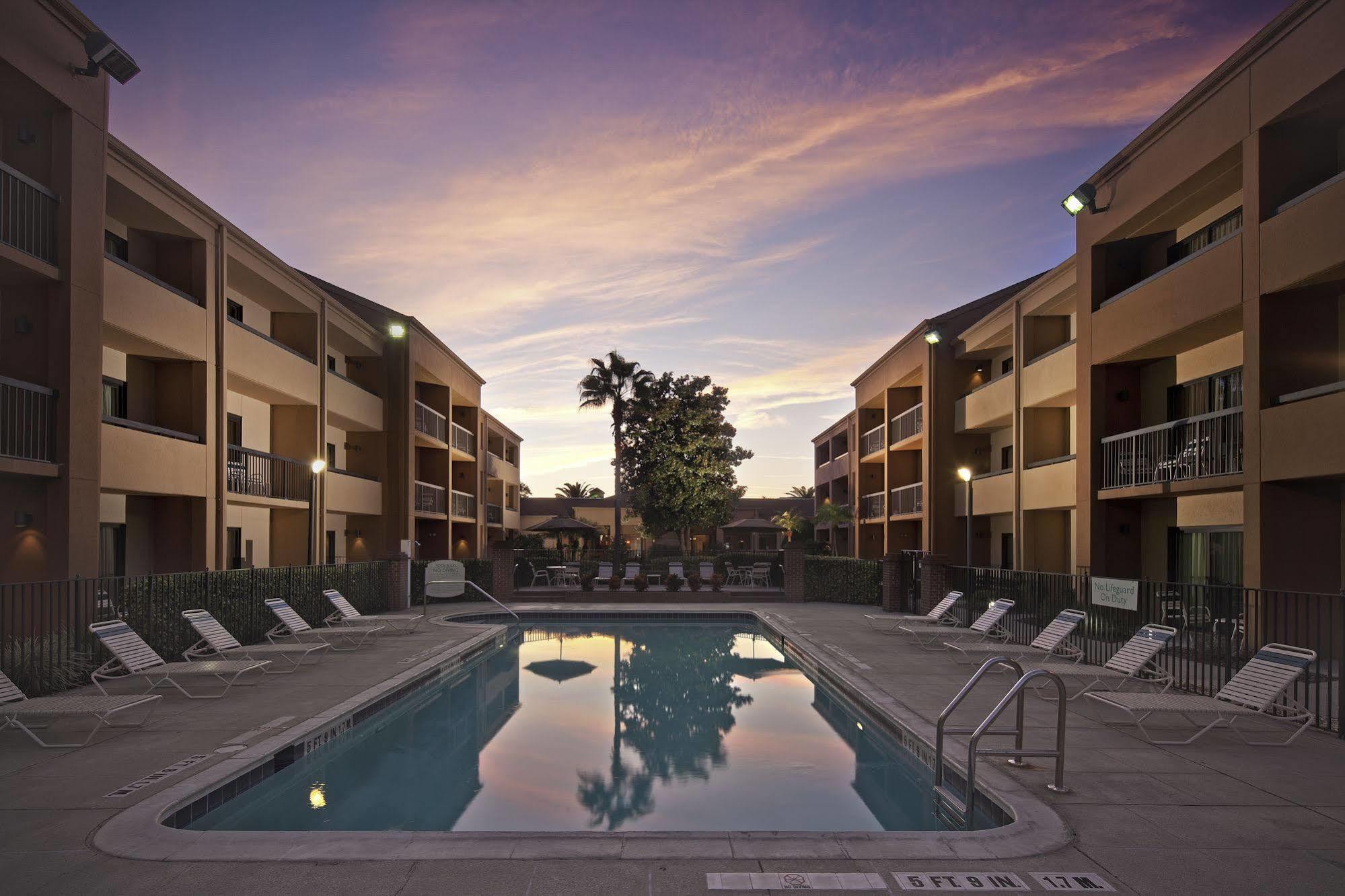 Courtyard By Marriott Airport