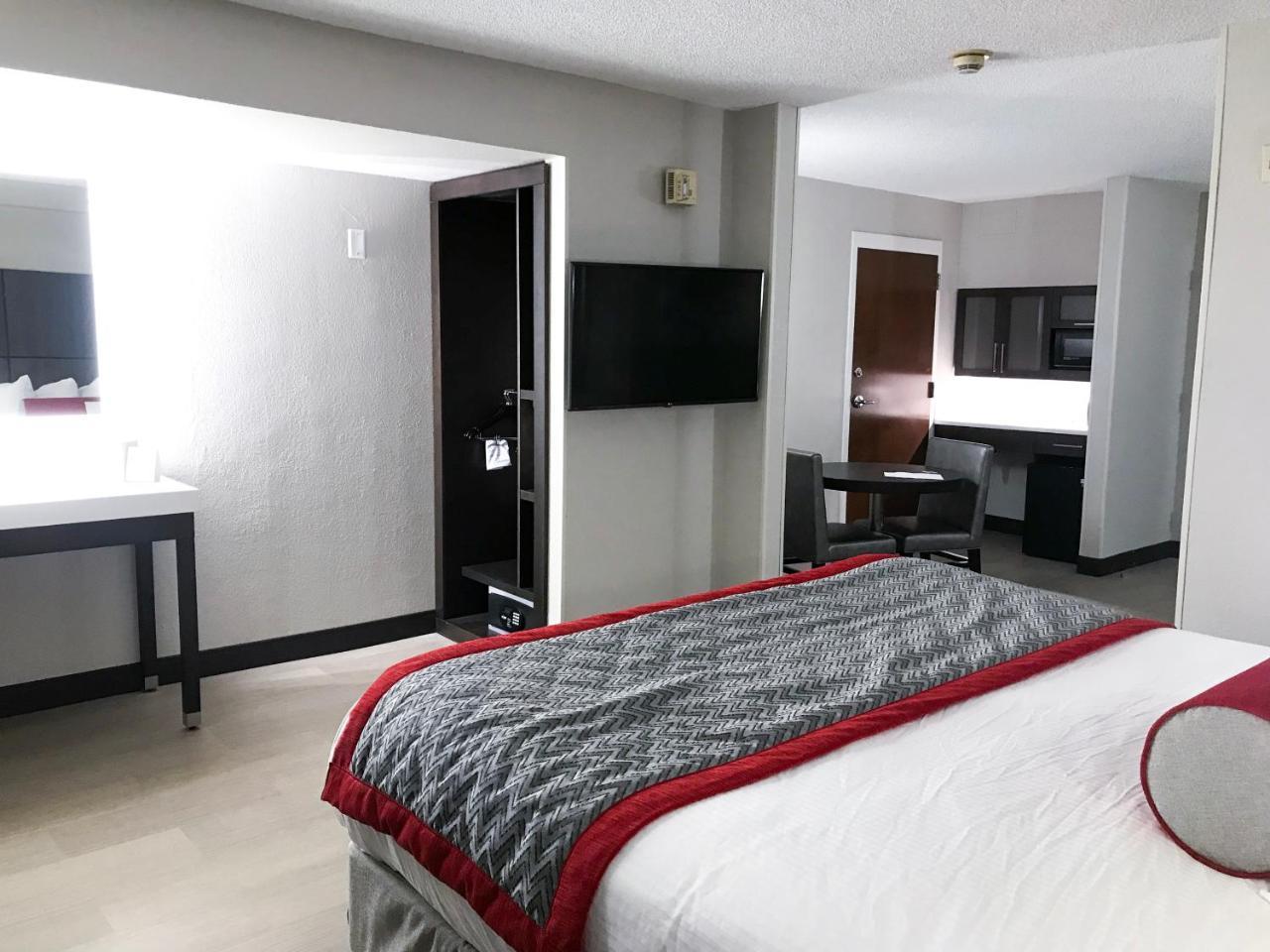 Hotel Ramada By Wyndham Airport- Free Airport Shuttle
