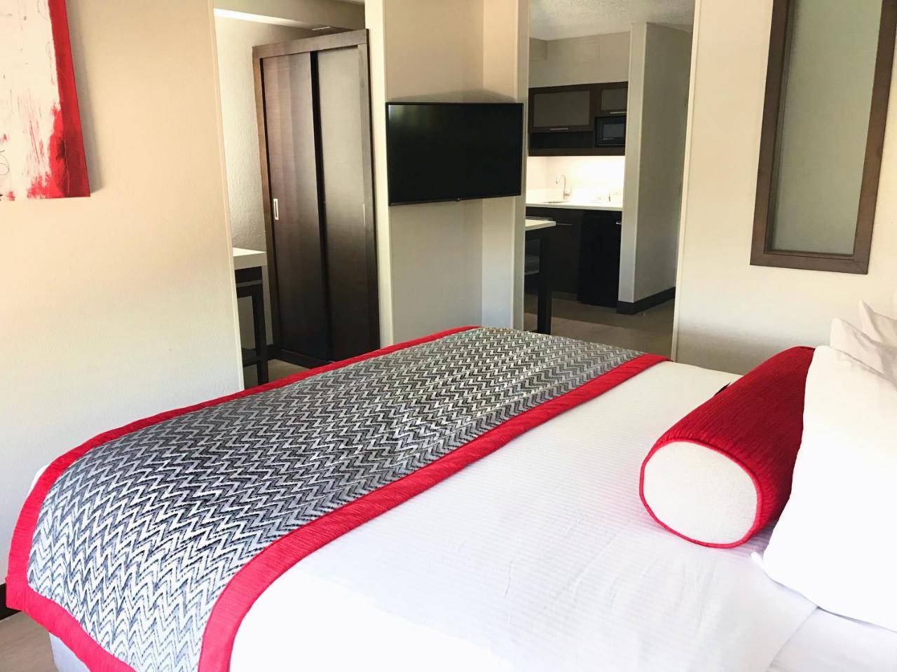 Ramada By Wyndham Airport- Free Airport Shuttle Orlando