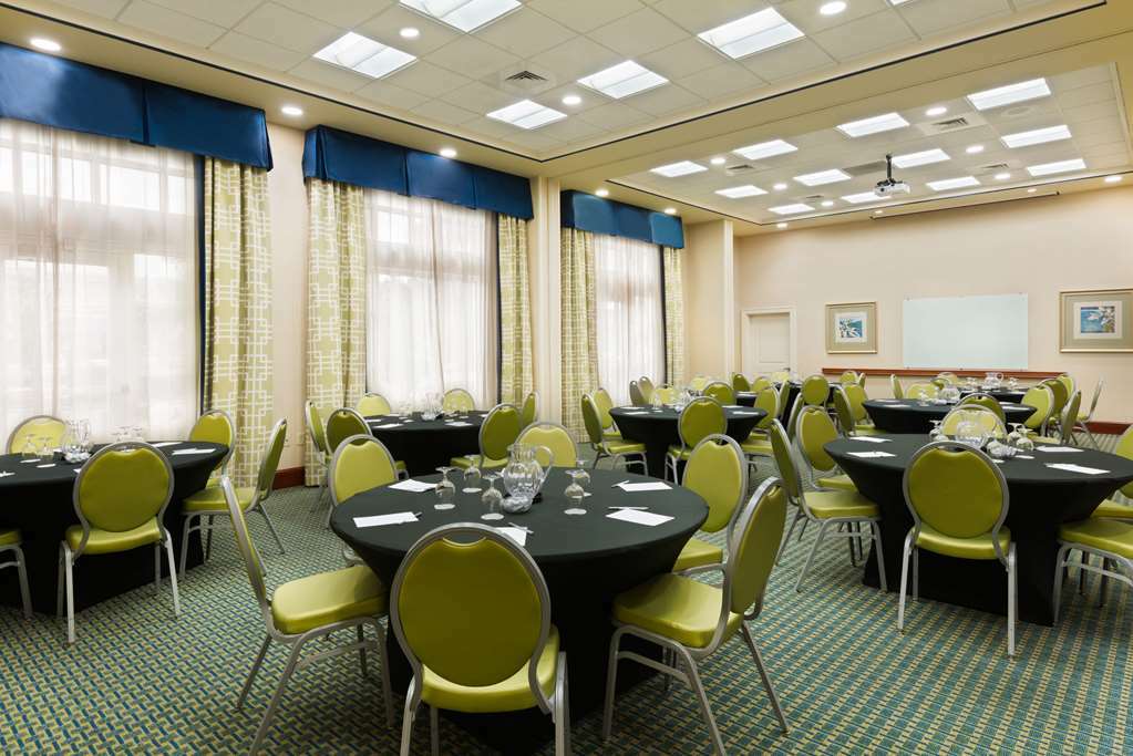 Hampton & Airport At Gateway Village Hotel 3*