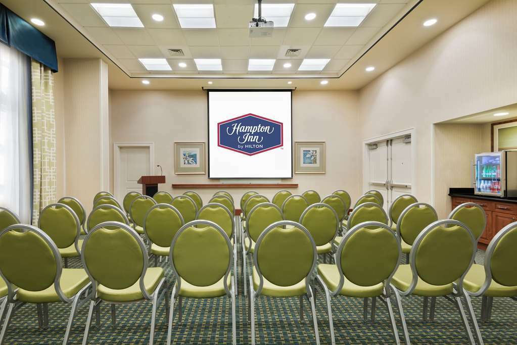 Hotel Hampton & Airport At Gateway Village