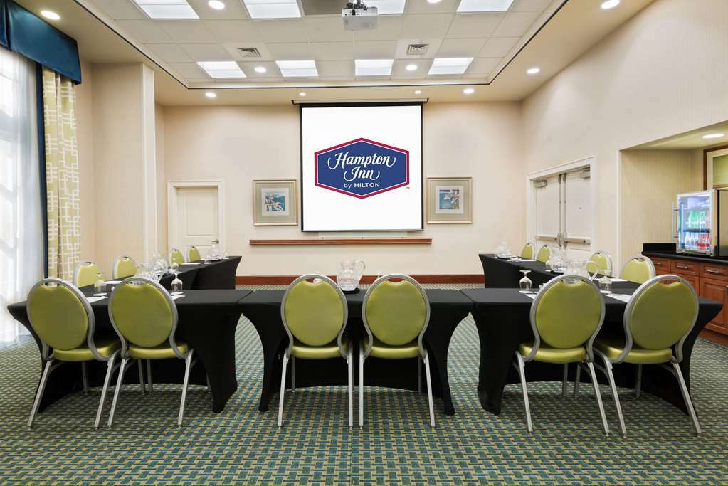 Hampton & Airport At Gateway Village Hotel Orlando