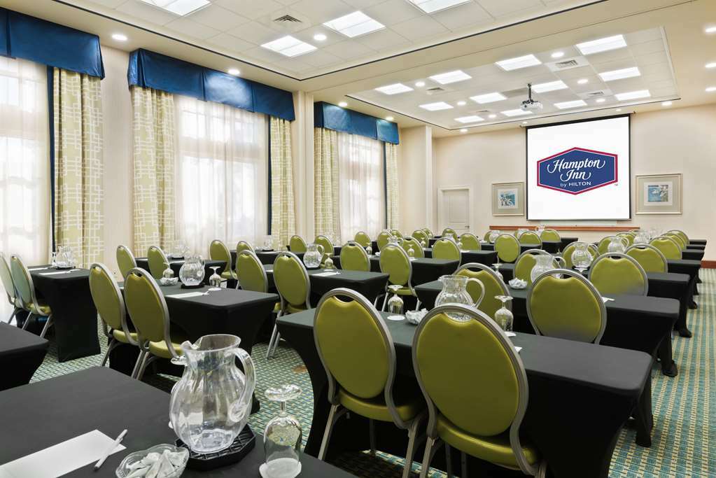 Hampton & Airport At Gateway Village Hotel