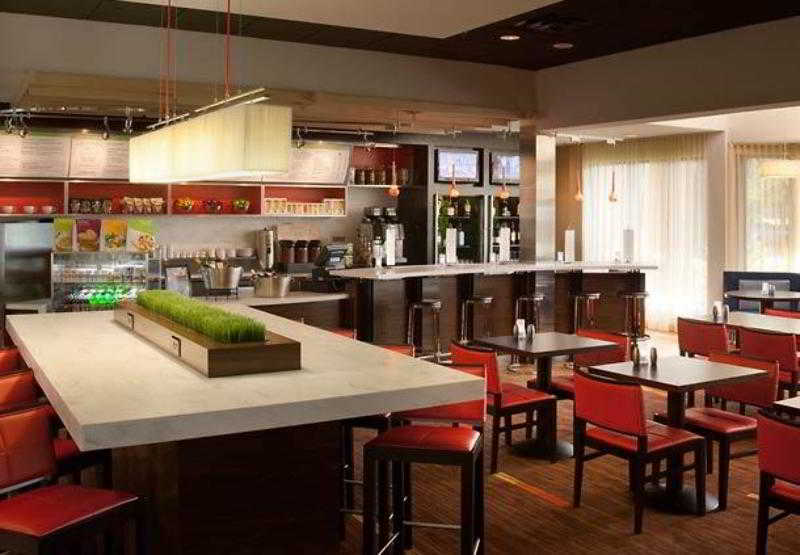 Courtyard By Marriott Airport