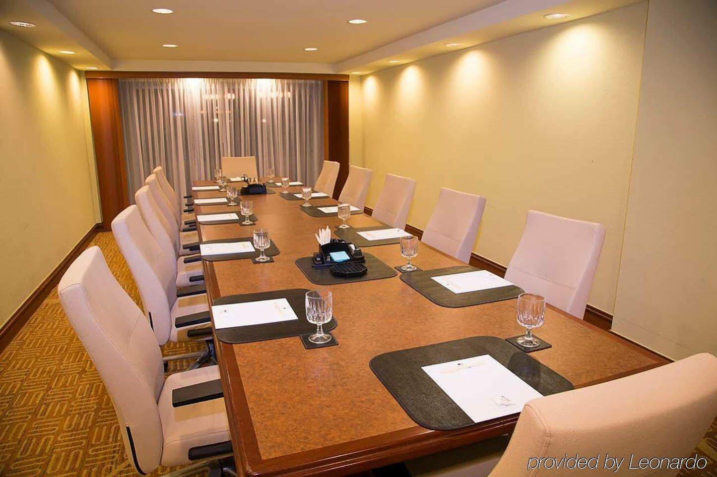 Doubletree By Hilton Airport 3*