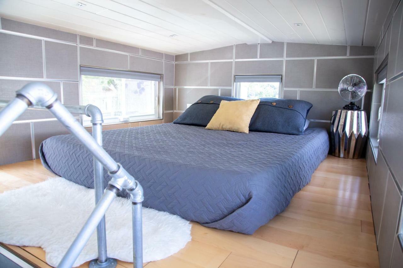 Lakefront Tiny Holiday home *