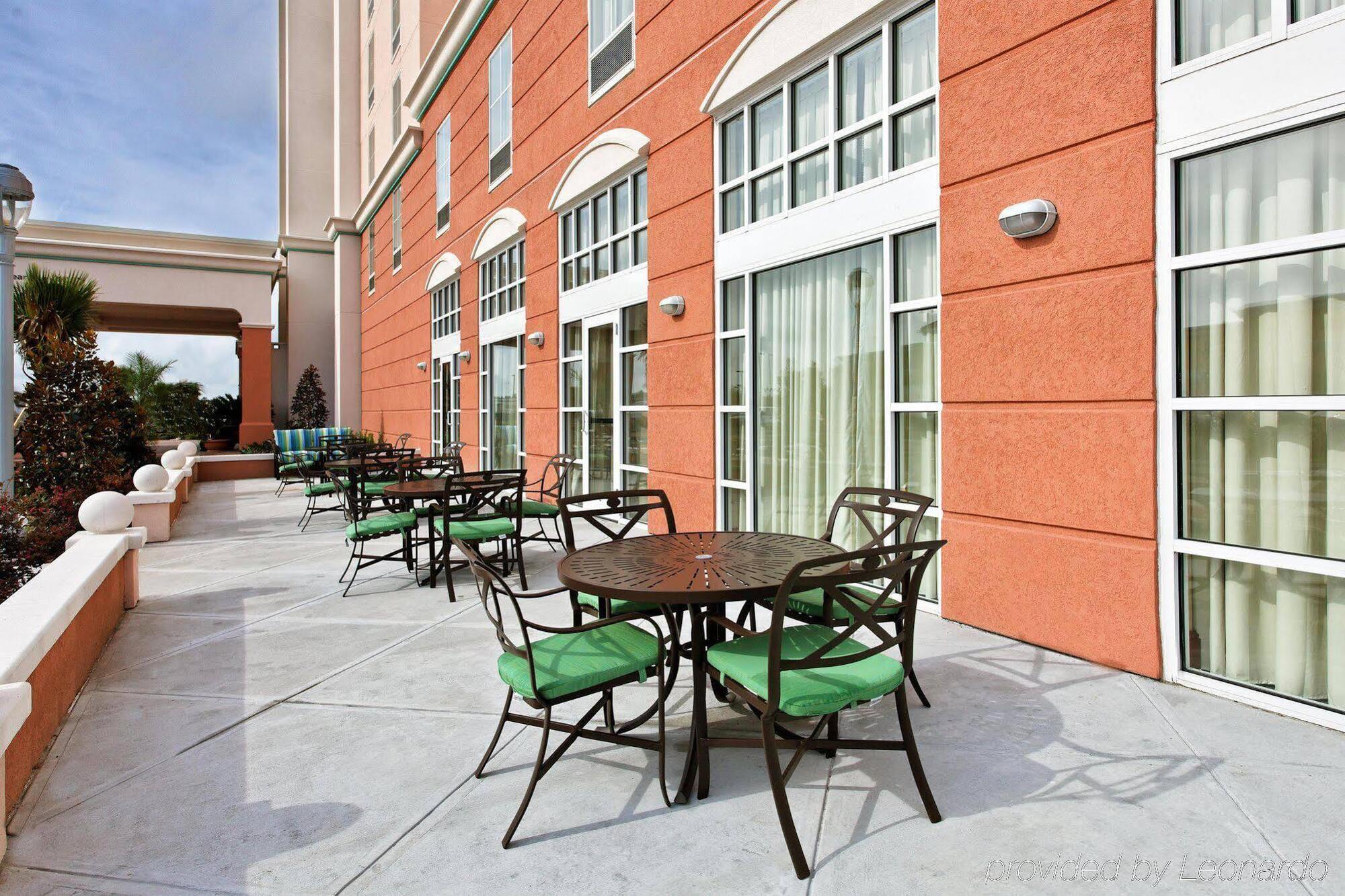 Hampton & Airport At Gateway Village Hotel