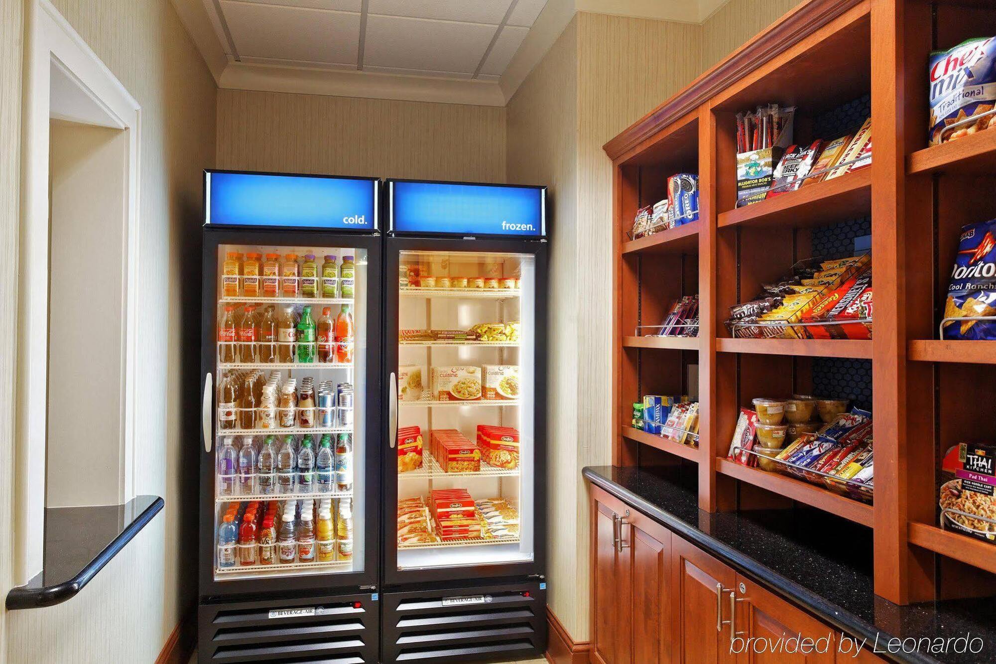 Hotel Hampton & Airport At Gateway Village 3*