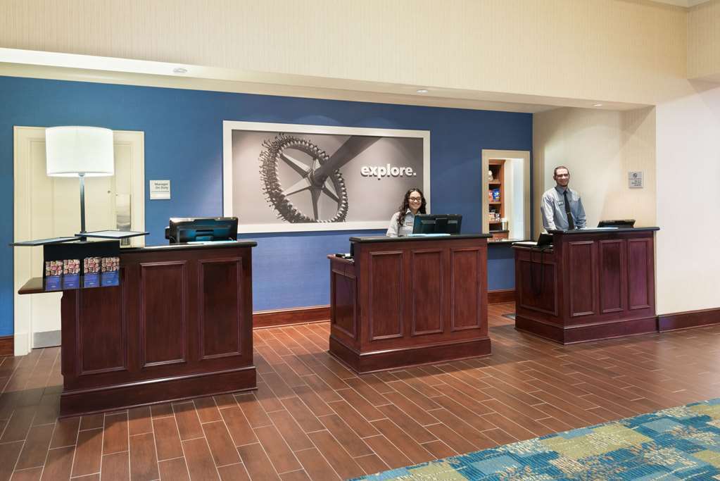 Hotel Hampton & Airport At Gateway Village 3*
