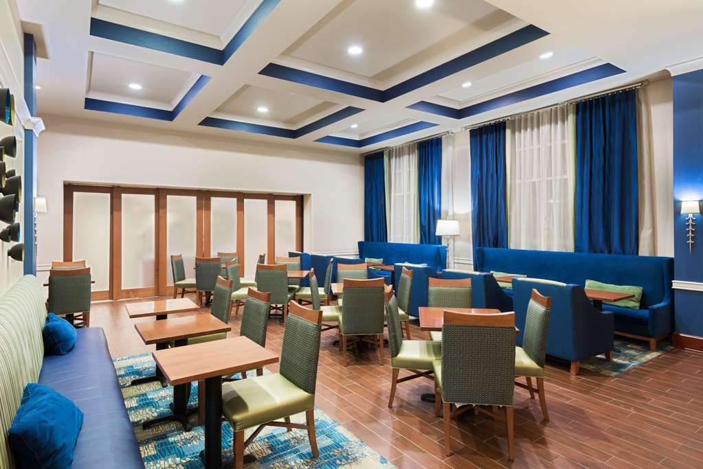 Hotel Hampton & Airport At Gateway Village