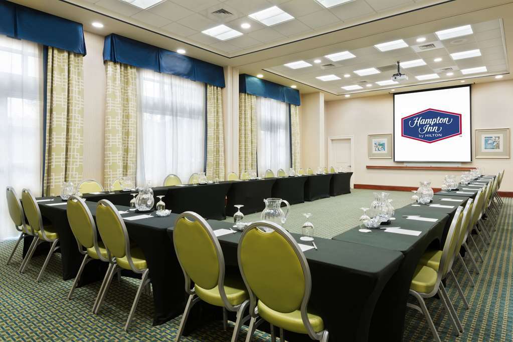 Hampton & Airport At Gateway Village Hotel Orlando