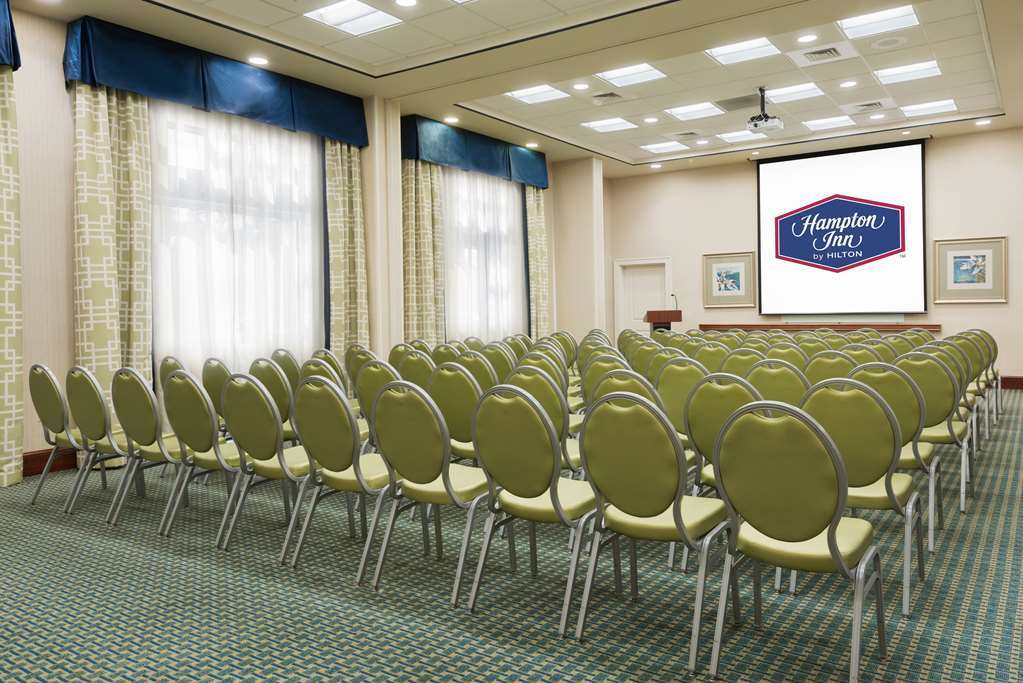 Hampton & Airport At Gateway Village Hotel