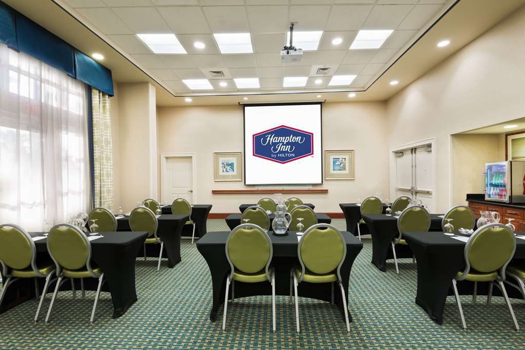 Hampton & Airport At Gateway Village 3*