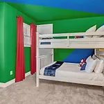 6 Bedroom Vacation Home With Pool