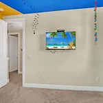 6 Bedroom Vacation Home With Pool