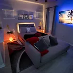 Pet Friendly Modern Zen Studio Retreat With Hot Tub! Home
