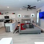Pet Friendly Modern Zen Studio Retreat With Hot Tub! Home