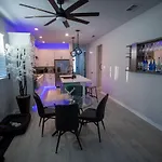 Brand New Modern Pet Friendly Zen Home With Private Home Theater & Hot Tub! Home